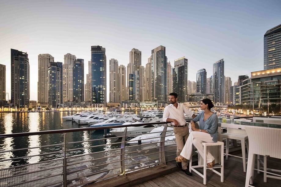 Семья на прогулке по Dubai Marina